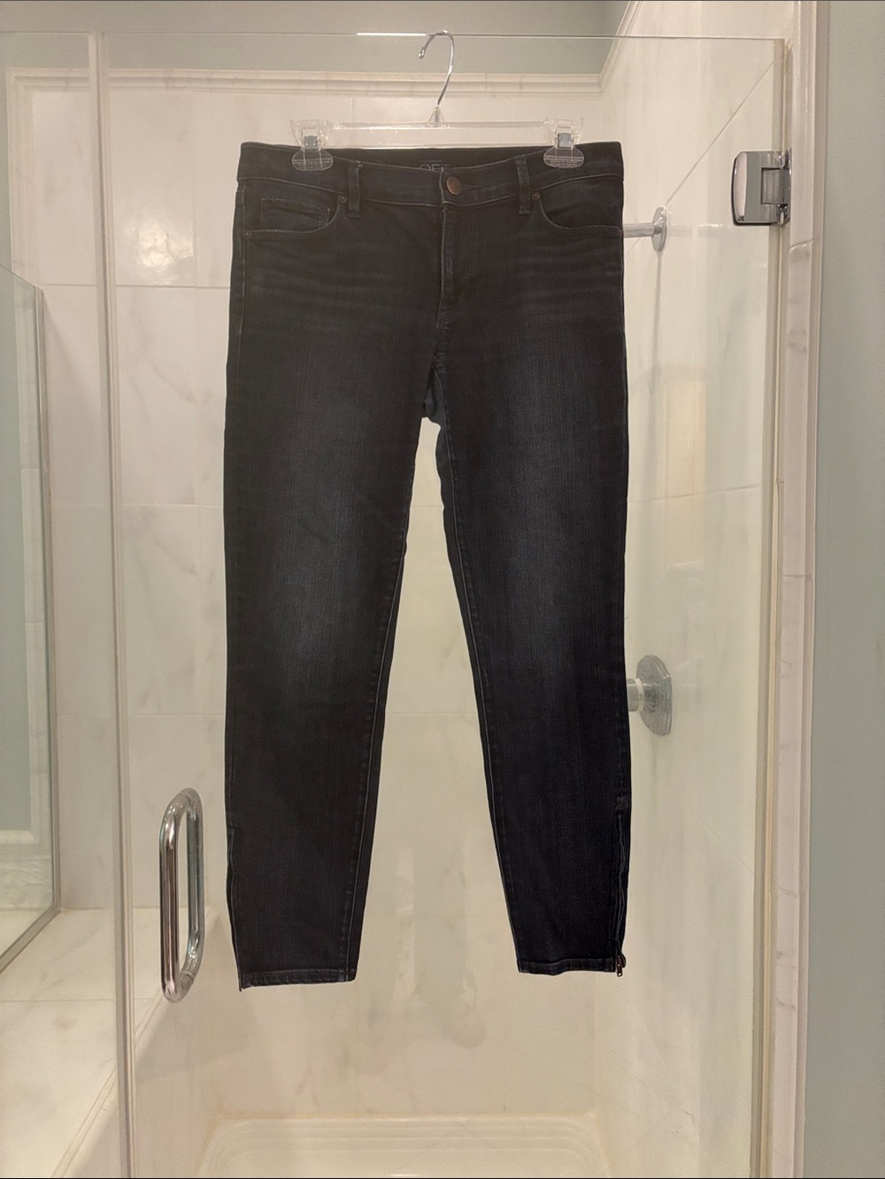 Women’s Dark Blue Skinny Jeans with Subtle Fade size 6?